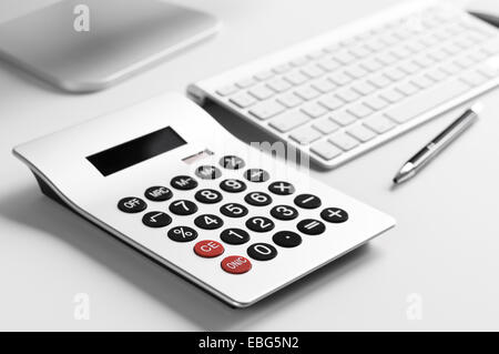 Schreibtisch mit Computer-Tastatur, Rechner und Ball-point Stockfoto