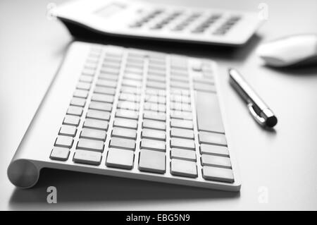 Schreibtisch mit Computer-Tastatur, Rechner und Ball-point Stockfoto