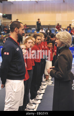 Birmingham, Vereinigtes Königreich. 30. November 2014. Birgitte Eva, Her Royal Highness The Duchess of Gloucester, Gespräch mit Beamten, Ball-jungen und Mädchen auf der NEC-Rollstuhl-Tennis-Masters-Wettbewerb. Bildnachweis: Michael Preston/Alamy Live-Nachrichten Stockfoto