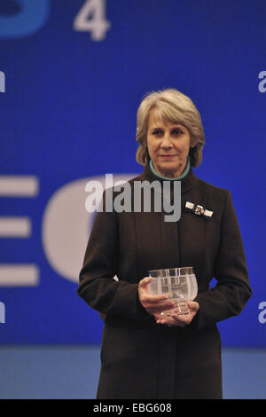 Birmingham, Vereinigtes Königreich. 30. November 2014. Birgitte Eva, Her Royal Highness The Duchess of Gloucester zu der zweiten Platz Kristall Glas Trophäe, Nicolas Peifer (FRA) beim NEC-Rollstuhl-Tennis-Masters-Wettbewerb präsentieren. Bildnachweis: Michael Preston/Alamy Live-Nachrichten Stockfoto