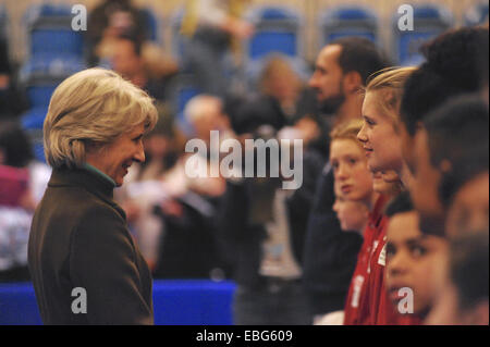 Birmingham, Vereinigtes Königreich. 30. November 2014. Birgitte Eva, Her Royal Highness The Duchess of Gloucester, Gespräch mit Beamten, Ball-jungen und Mädchen auf der NEC-Rollstuhl-Tennis-Masters-Wettbewerb. Bildnachweis: Michael Preston/Alamy Live-Nachrichten Stockfoto