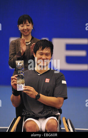 Birmingham, Vereinigtes Königreich. 30. November 2014. Shingo Kunieda (JPN) Lächeln, als er seine Trophäe hält, nach den NEC-Rollstuhl-Tennis-Masters-Wettbewerb zu gewinnen. Kunieda dominierte das Spiel und schlug Nicolas Peifer (FRA) mit einer Punktzahl von 6-1, 6-1. Bildnachweis: Michael Preston/Alamy Live-Nachrichten Stockfoto