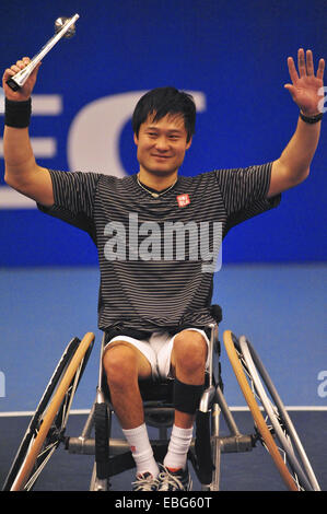 Birmingham, Vereinigtes Königreich. 30. November 2014. Shingo Kunieda (JPN) Lächeln, als er seine Trophäe hält, nach den NEC-Rollstuhl-Tennis-Masters-Wettbewerb zu gewinnen. Kunieda dominierte das Spiel und schlug Nicolas Peifer (FRA) mit einer Punktzahl von 6-1, 6-1. Bildnachweis: Michael Preston/Alamy Live-Nachrichten Stockfoto