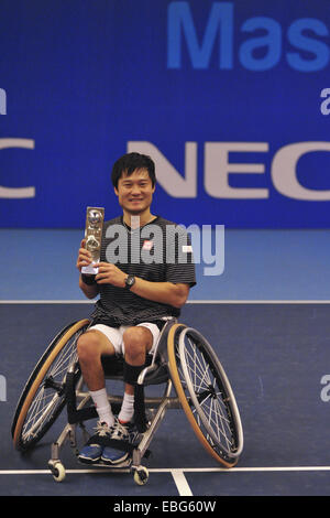 Birmingham, Vereinigtes Königreich. 30. November 2014. Shingo Kunieda (JPN) Lächeln, als er seine Trophäe hält, nach den NEC-Rollstuhl-Tennis-Masters-Wettbewerb zu gewinnen. Kunieda dominierte das Spiel und schlug Nicolas Peifer (FRA) mit einer Punktzahl von 6-1, 6-1. Bildnachweis: Michael Preston/Alamy Live-Nachrichten Stockfoto