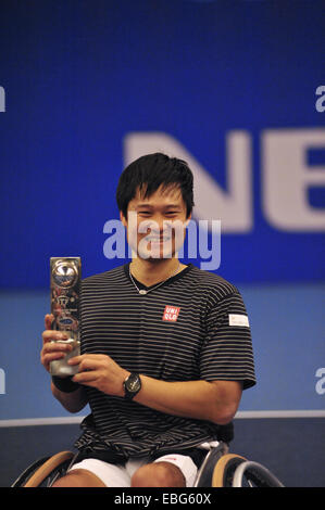 Birmingham, Vereinigtes Königreich. 30. November 2014. Shingo Kunieda (JPN) Lächeln, als er seine Trophäe hält, nach den NEC-Rollstuhl-Tennis-Masters-Wettbewerb zu gewinnen. Kunieda dominierte das Spiel und schlug Nicolas Peifer (FRA) mit einer Punktzahl von 6-1, 6-1. Bildnachweis: Michael Preston/Alamy Live-Nachrichten Stockfoto