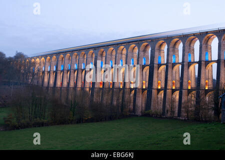 3-Sekunden-Exposition eines Zuges auf einem Viadukt in der Dämmerung. LED-Leuchten für die Etagen 2nd und 3R. Chaumont, Haute-Marne, Grand Est, Frankreich. Stockfoto