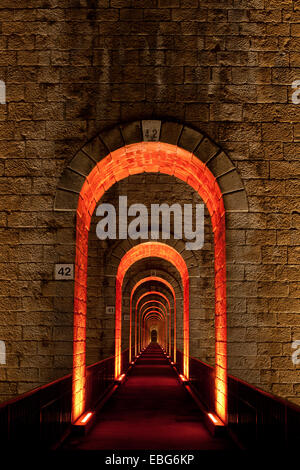 Pfad zur Unendlichkeit. LED-Leuchten beleuchten den 2nd. Stock des historischen Viadukts von Chaumont. Haute-Marne, Grand Est, Frankreich. Stockfoto