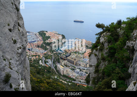 Fürstentum Monaco von zwei Kalksteinfelsen aus gesehen. Von La Turbie in Frankreich aus gesehen. Stockfoto