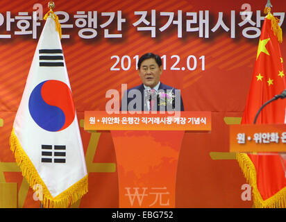 Seoul, Südkorea. 1. Dezember 2014. Südkoreas Finanzminister Choi Kyung-Hwan spricht bei der Eröffnungsfeier des Marktes gewonnen-Yuan in Seoul, Südkorea, am 1. Dezember 2014. Ein Markt direkt Handel mit Währungen von Südkorea und China, anstatt Vermittlung der beiden Währungen zum US-Dollar, wurde hier in Seoul Montag, unter seinen ersten Schritt in Richtung Internationalisierung des chinesischen Yuan in Nordost-Asien eröffnet. © Yao Qilin/Xinhua/Alamy Live-Nachrichten Stockfoto