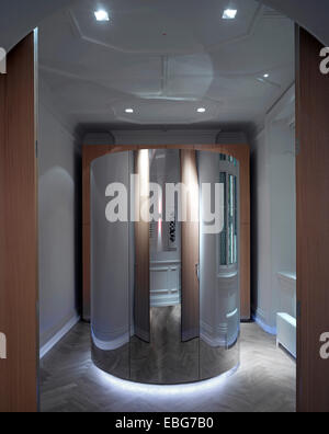 Architektonische Lager, verschiedene, Vereinigtes Königreich. Architekt: verschiedene, 2000. Gespiegelte Toilette kubisches in exklusive London Entwicklung. Stockfoto