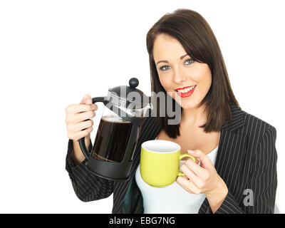 Attraktive Business Frau gießen Kaffee Stockfoto