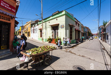 Traditionelle Barrio Getsemani Straße Szene, Cartagena de Indias, Kolumbien. Stockfoto