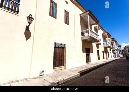 Zeile der spanischen Kolonialarchitektur Häuser, Cartagena de Indias, Kolumbien. Stockfoto