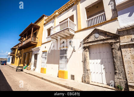 Häuserzeile mit spanischer Kolonialarchitektur, Cartagena de Indias, Kolumbien. Stockfoto