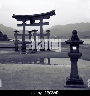 Eingefärbte Bild des floating-Gate-O-Torii bei Ebbe auf der Insel Miyajima in Japan Stockfoto