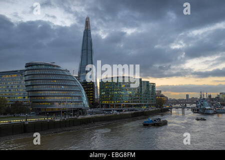 Eine Langzeitbelichtung Aufnahme von The Shard und Rathaus bei Nacht Stockfoto