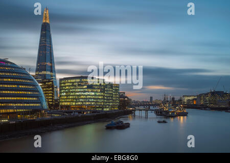 Eine Langzeitbelichtung Aufnahme von The Shard und Rathaus bei Nacht Stockfoto