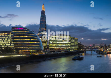 Eine Langzeitbelichtung Aufnahme von The Shard und Rathaus bei Nacht Stockfoto
