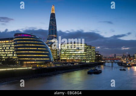Eine Langzeitbelichtung Aufnahme von The Shard und Rathaus bei Nacht Stockfoto