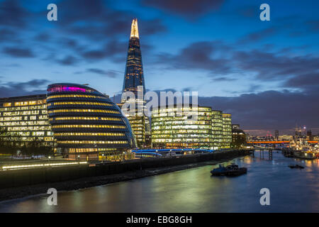 Eine Langzeitbelichtung Aufnahme von The Shard und Rathaus bei Nacht Stockfoto