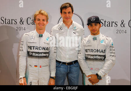 Stuttgart, Deutschland - 29. November 2014: Mercedes-Benz-Stars und Cars Event mit F1 Champion Lewis Hamilton (r), Nico Rosberg und Toto Wolff/Picture alliance Stockfoto