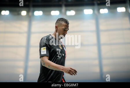 Berlin, Deutschland. 29. November 2014. Münchens Jerome Boateng am Ende des deutschen Fußball-Bundesliga-Fußball-match zwischen Hertha BSC und dem FC Bayern München im Olympiastadion in Berlin, Deutschland, 29. November 2014. Foto: Thomas Eisenhuth/Dpa - NO-Draht-SERVICE-/ Dpa/Alamy Live News Stockfoto