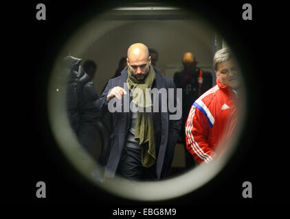 Berlin, Deutschland. 29. November 2014. Münchens Trainer Josep Guardiola wartet auf Kick-off in der deutschen Bundesliga-Fußballspiel zwischen Hertha BSC und dem FC Bayern München im Olympiastadion in Berlin, Deutschland, 29. November 2014. Foto: Thomas Eisenhuth/Dpa - NO-Draht-SERVICE-/ Dpa/Alamy Live News Stockfoto