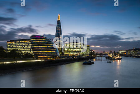 Eine Langzeitbelichtung Aufnahme von The Shard und Rathaus bei Nacht Stockfoto