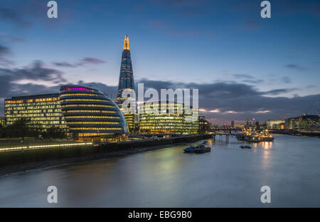 Eine Langzeitbelichtung Aufnahme von The Shard und Rathaus bei Nacht Stockfoto