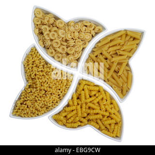 kleine Keramik-Schalen mit verschiedenen italienischen Pasta Arten in weißem Rücken von oben gesehen Stockfoto