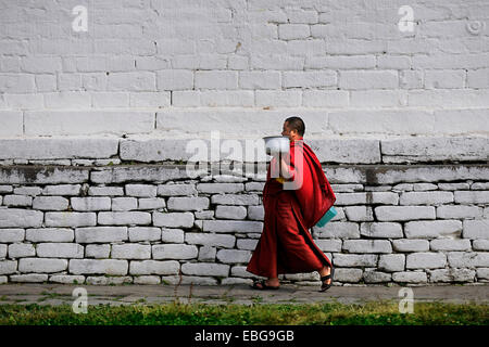 Mönch zu Fuß durch den Klosterhof in Jampey Lhakhang Tempel, Jakar, Bumthang Bezirk, Bhutan Stockfoto