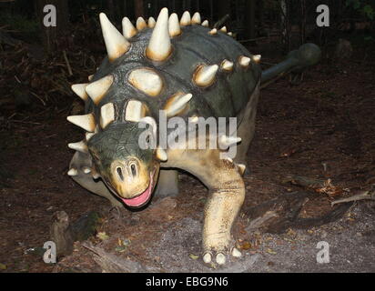 Euoplocephalus, lebensecht und Full-Size-Dino Statue im Dinopark Amersfoort Zoo, den Niederlanden (Kreide-Ära) Stockfoto