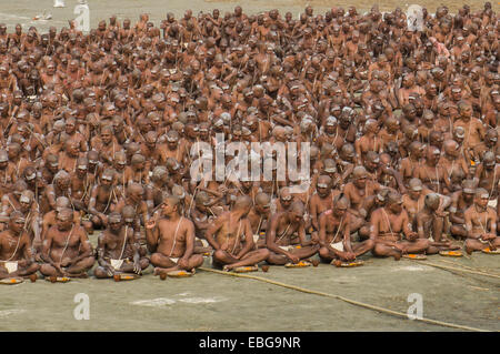 Nehmen ihre erste Mahlzeit im neuen Leben als Teil der Einleitung der neuen Sadhus an Sangam, dem Zusammenfluss der Flüsse Stockfoto