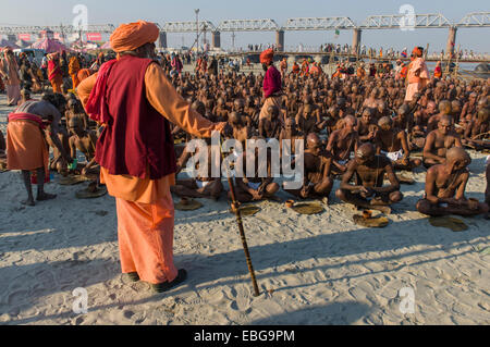 Nehmen ihre erste Mahlzeit in ihrem neuen Leben als Teil der Einleitung der neuen Sadhus an Sangam, dem Zusammenfluss der Flüsse Stockfoto