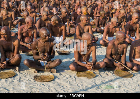 Nehmen ihre erste Mahlzeit in ihrem neuen Leben als Teil der Einleitung der neuen Sadhus, während Kumbha Mela Festival, Allahabad Stockfoto