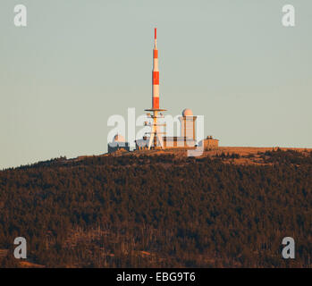 Gipfel-Plateau der Brocken Berg mit einem Antennenmast und Brockenhaus, gesehen vom Torfhaus, Nationalpark Harz, Sachsen-Anhalt Stockfoto