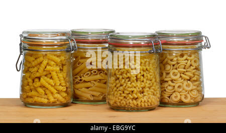 Holzbrett und einige konservierenden Flaschen aus Glas gefüllt mit italienischer Pasta-Nudeln Stockfoto