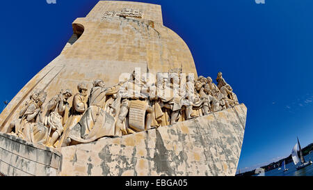 Portugal, Lissabon: Fisheye Blick auf den Discovery´s Denkmal und Segelboote am Tejo Stockfoto