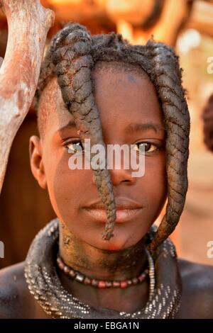 Himba-Mädchen mit typische Frisur, Omuramba, Kaokoland, Kunene, Namibia Stockfoto