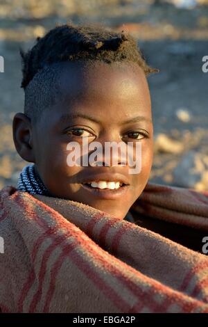 Junge Schäferin aus dem Volk der Himba, Ombombo, Kaokoland, Kunene, Namibia Stockfoto