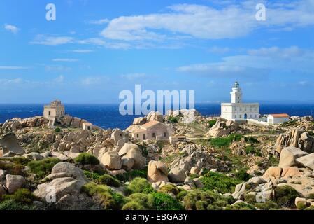 Leuchtturm am Kap, Corsica am Horizont, Capo Testa, Provinz von Olbia-Tempio, Sardinien, Italien Stockfoto