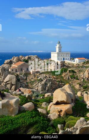 Leuchtturm am Kap, Corsica am Horizont, Capo Testa, Provinz von Olbia-Tempio, Sardinien, Italien Stockfoto