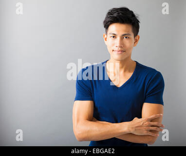 muskulösen asiatischen jungen Mann lächelnd Stockfoto