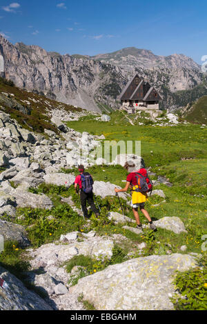 Zwei Wanderer auf dem Weg zur Berghütte Rifugio garelli, Alta Valle Pesio e tanaro Regional Park, Provinz Cuneo, Piemont Stockfoto