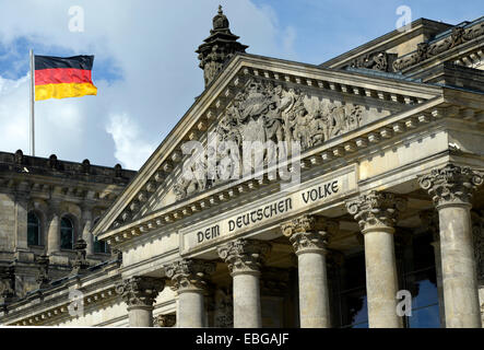 Deutsche Flagge auf dem Reichstagsgebäude, Parlament, Bundestag, Schriftzug auf dem Tympanon über dem Hauptportal "DM Stockfoto