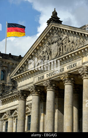 Deutsche Flagge auf dem Reichstagsgebäude, Parlament, Bundestag, Schriftzug auf dem Tympanon über dem Hauptportal "DM Stockfoto