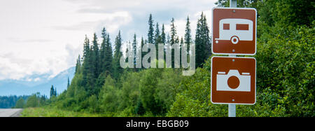 RV und Fotografie unterzeichnen am malerischen Highway in Alaska Stockfoto