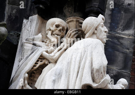 Skelett, Tod, hinter St. James, Memento Mori Motiv am Eingang des Marktes St. Georgskirche und James Stockfoto