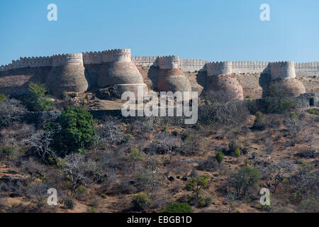 Festungsmauer, Kumbhalgarh Fort oder Kumbhalmer Fort, Kumbhalgarh, Rajasthan, Indien Stockfoto