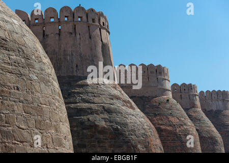 Festungsmauer, Kumbhalgarh Fort oder Kumbhalmer Fort, Kumbhalgarh, Rajasthan, Indien Stockfoto